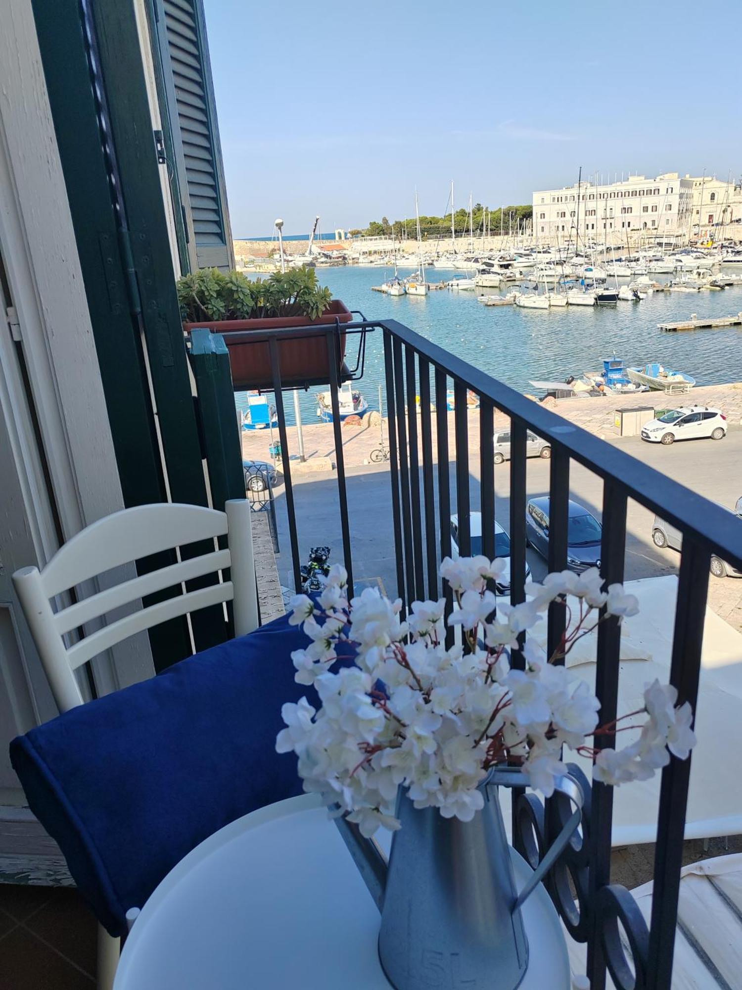 La Finestra Sul Porto Apartment Трани Екстериор снимка
