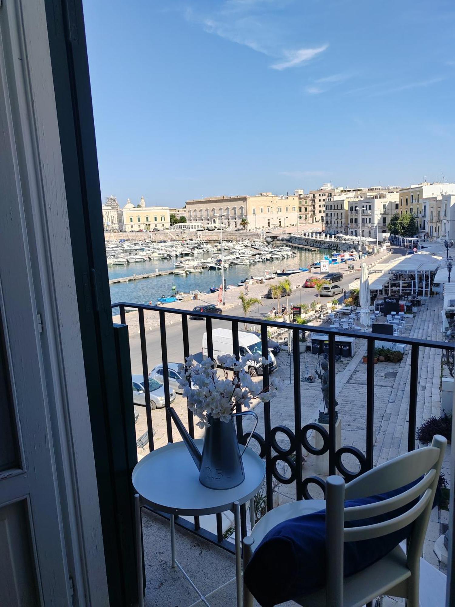 La Finestra Sul Porto Apartment Трани Екстериор снимка
